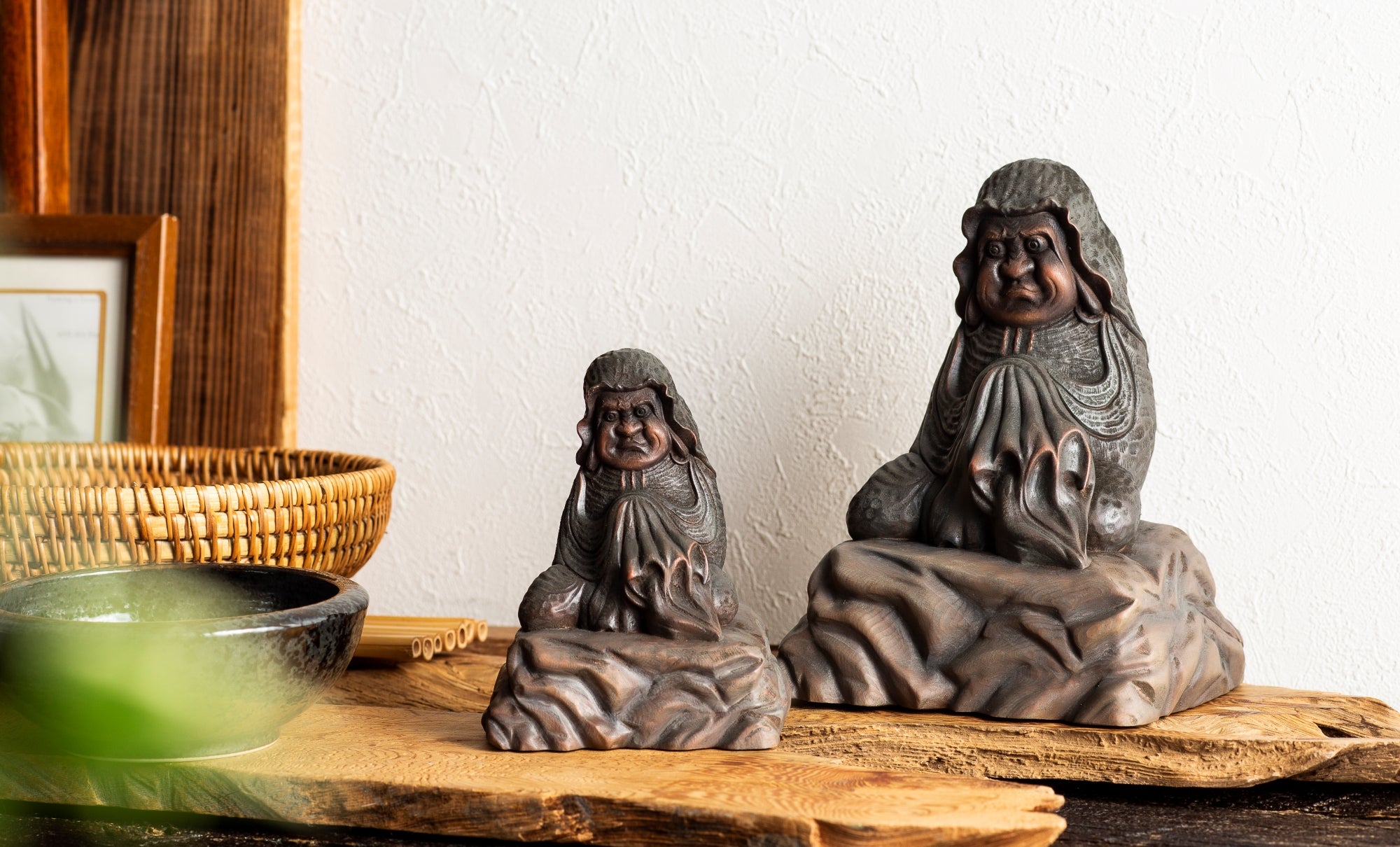 2026年の新春に幸運を！ 少林山達磨寺で開眼供養を賜った木彫り鏡餅が