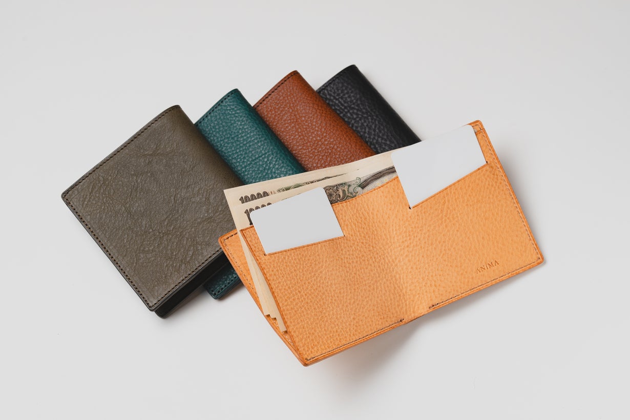 厚さ7mm、カード8枚収納。日本の熟練職人仕立ての極薄二つ折り財布