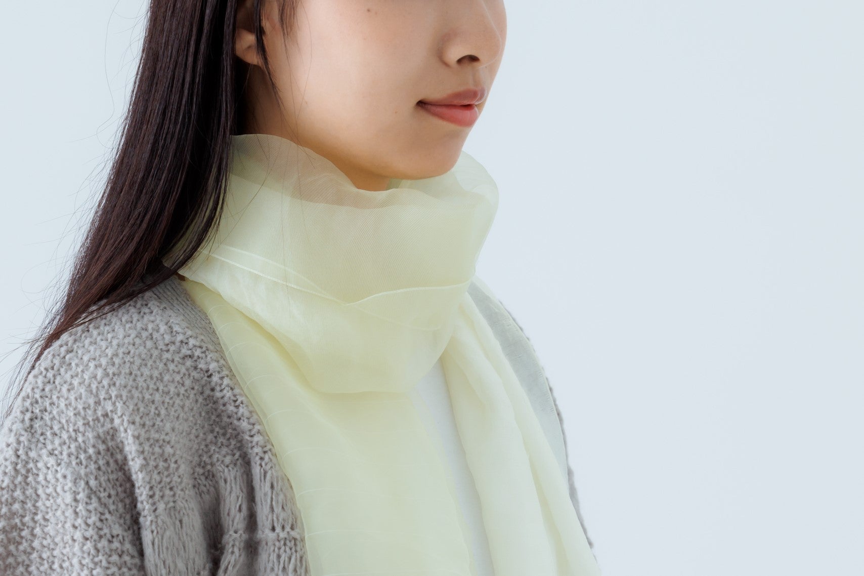 暖冬の新スタイル。約9gなのにじんわり暖かいライトマフラー｜天女の