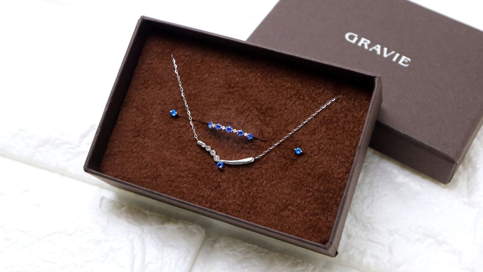 ドイツ原産の希少石アウイナイトひときわ青く光る星シリウスをイメージ