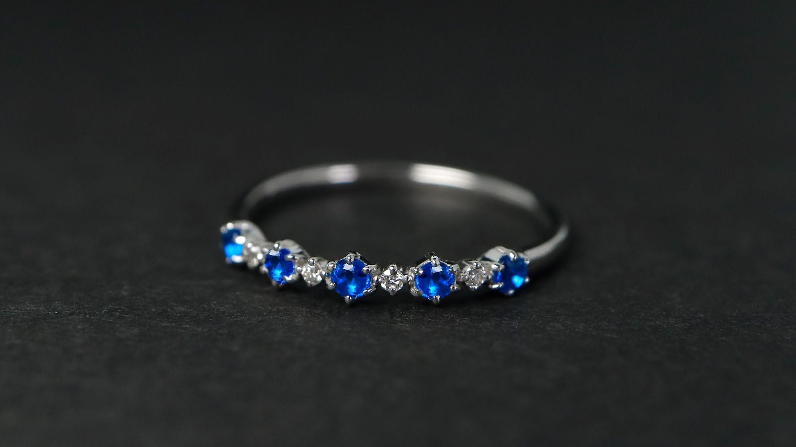 ドイツ原産の希少石アウイナイトひときわ青く光る星シリウスをイメージ