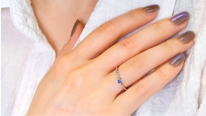 ドイツ原産の希少石アウイナイトひときわ青く光る星シリウスをイメージ