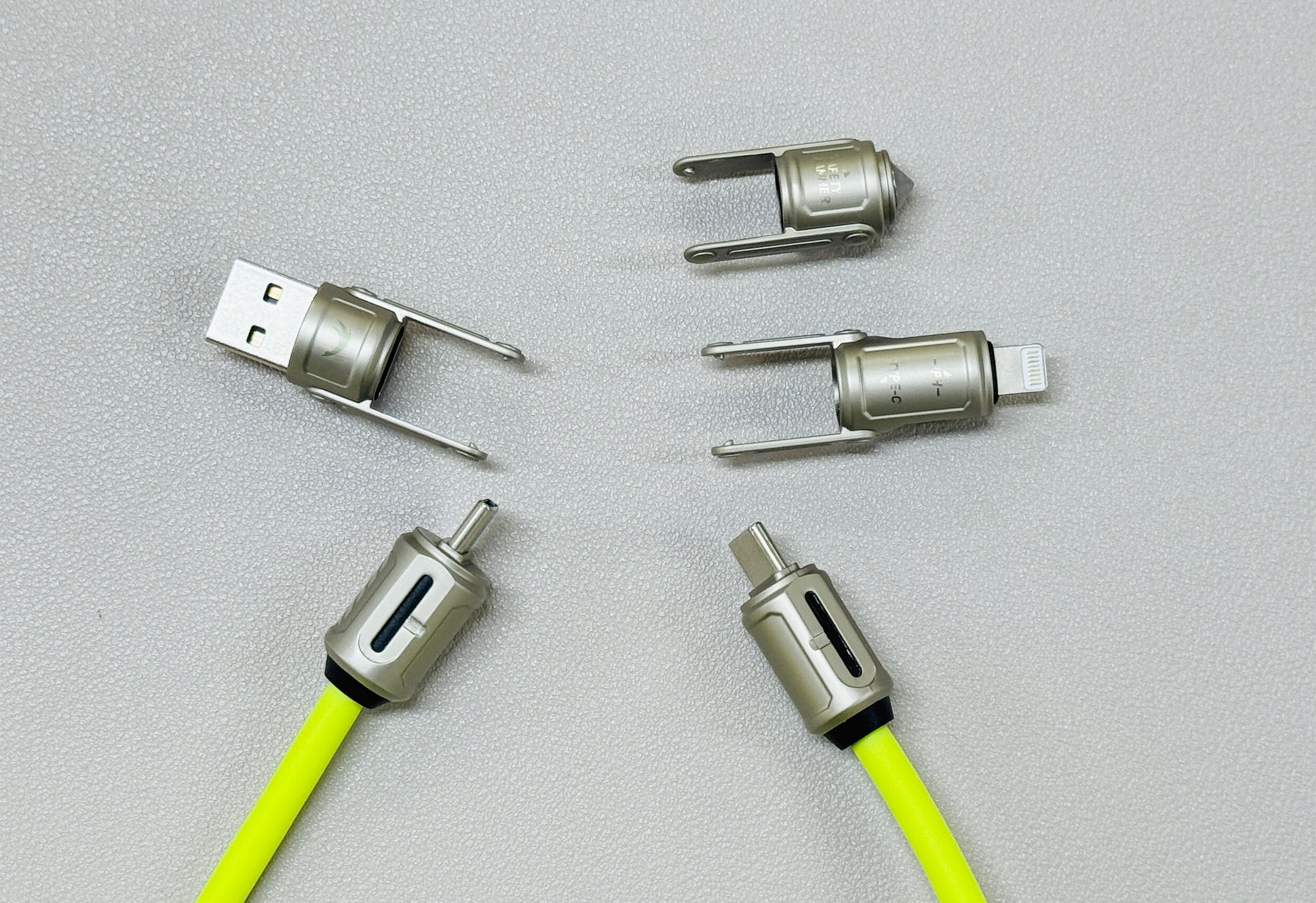 着脱式の端子で、ケーブルのごちゃごちゃから解放！4in1急速充電