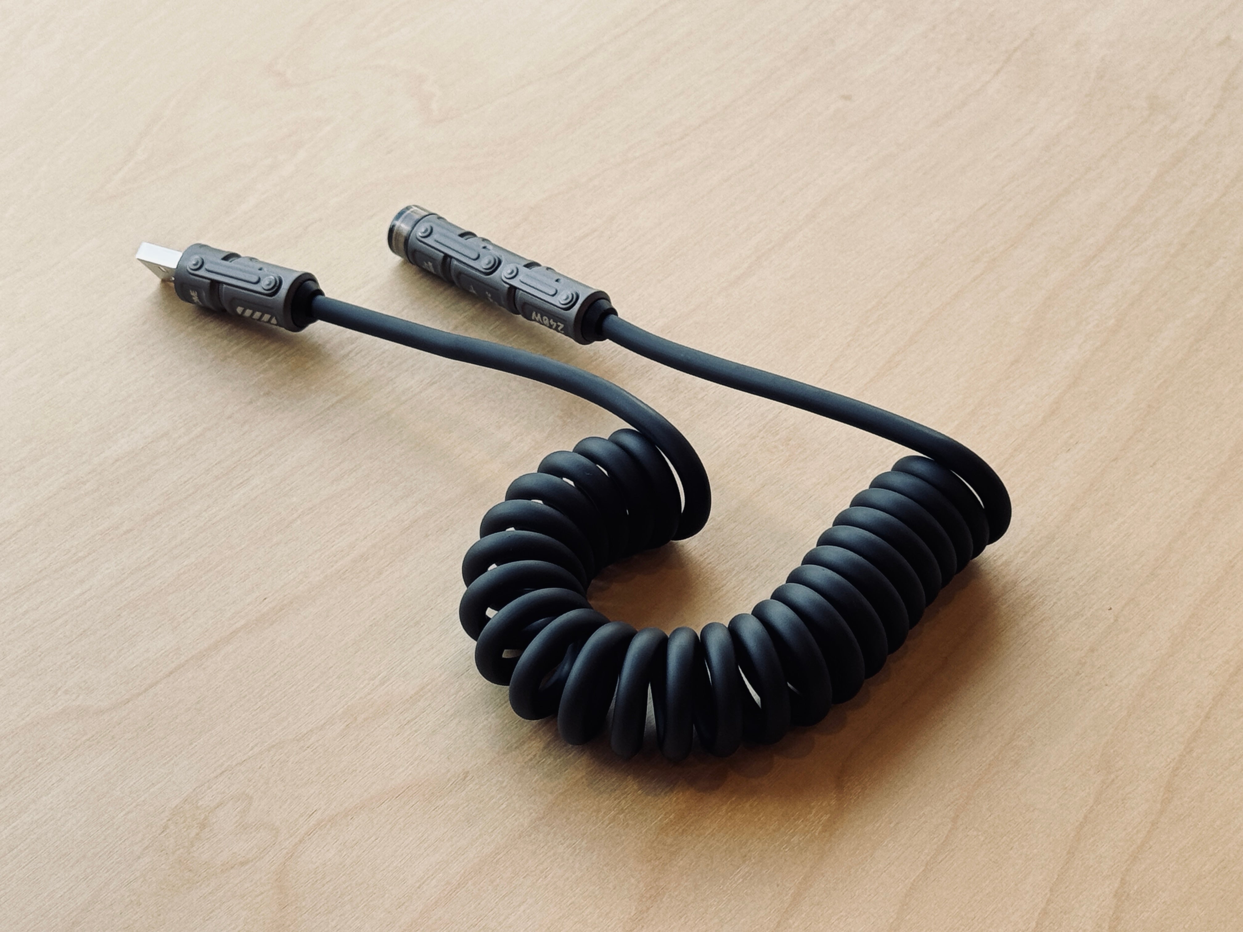 着脱式の端子で、ケーブルのごちゃごちゃから解放！4in1急速充電