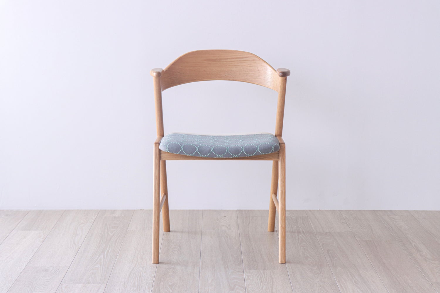 座り方が、選べる椅子！ミナ ペルホネンの生地を張った北欧デザインの