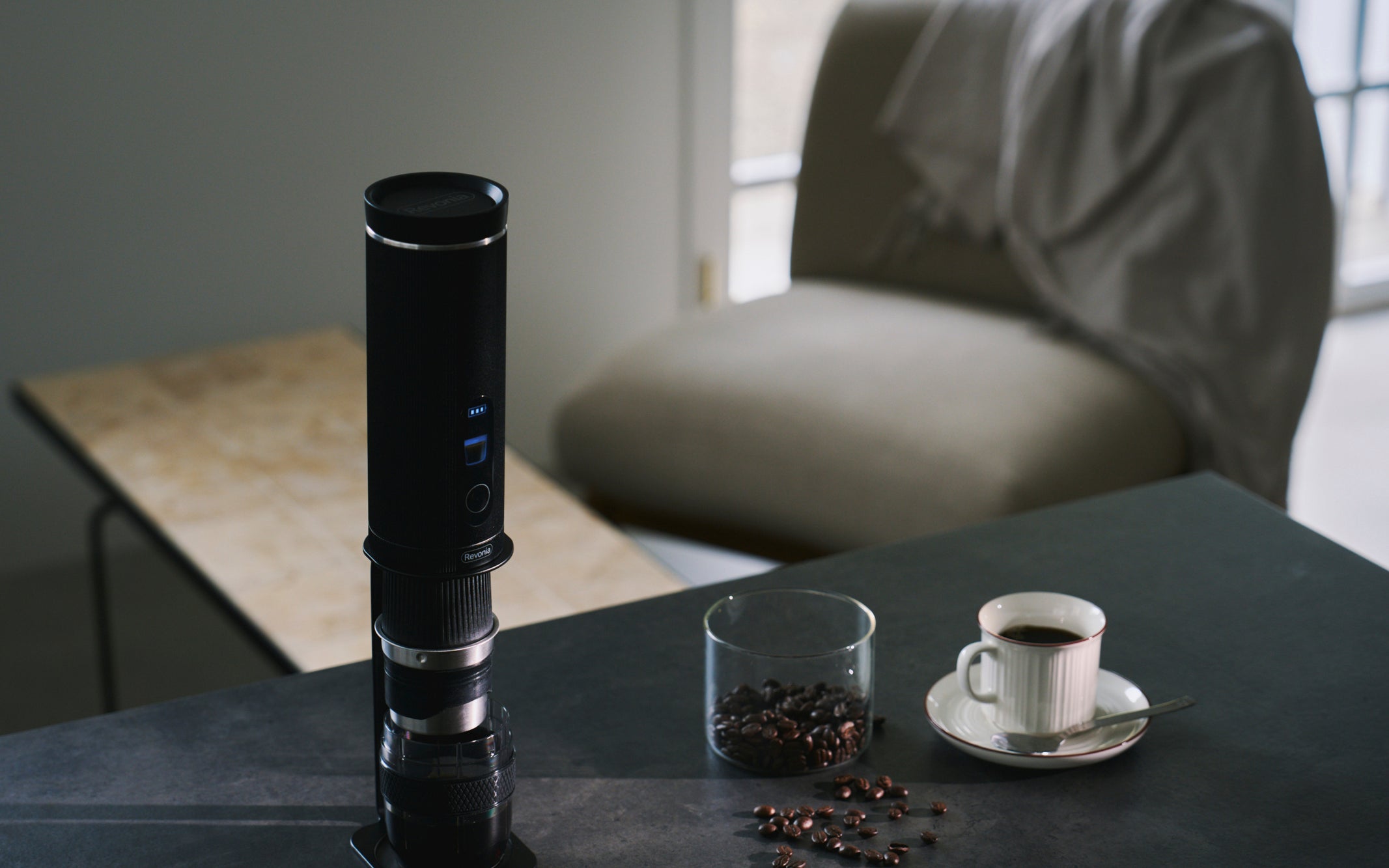 Revonia ポータブル全自動コーヒーメーカー 特別カラー　コーヒー豆付 ハンドドリップ再現。水から挽き立ての一杯を｜ポータブル全自動