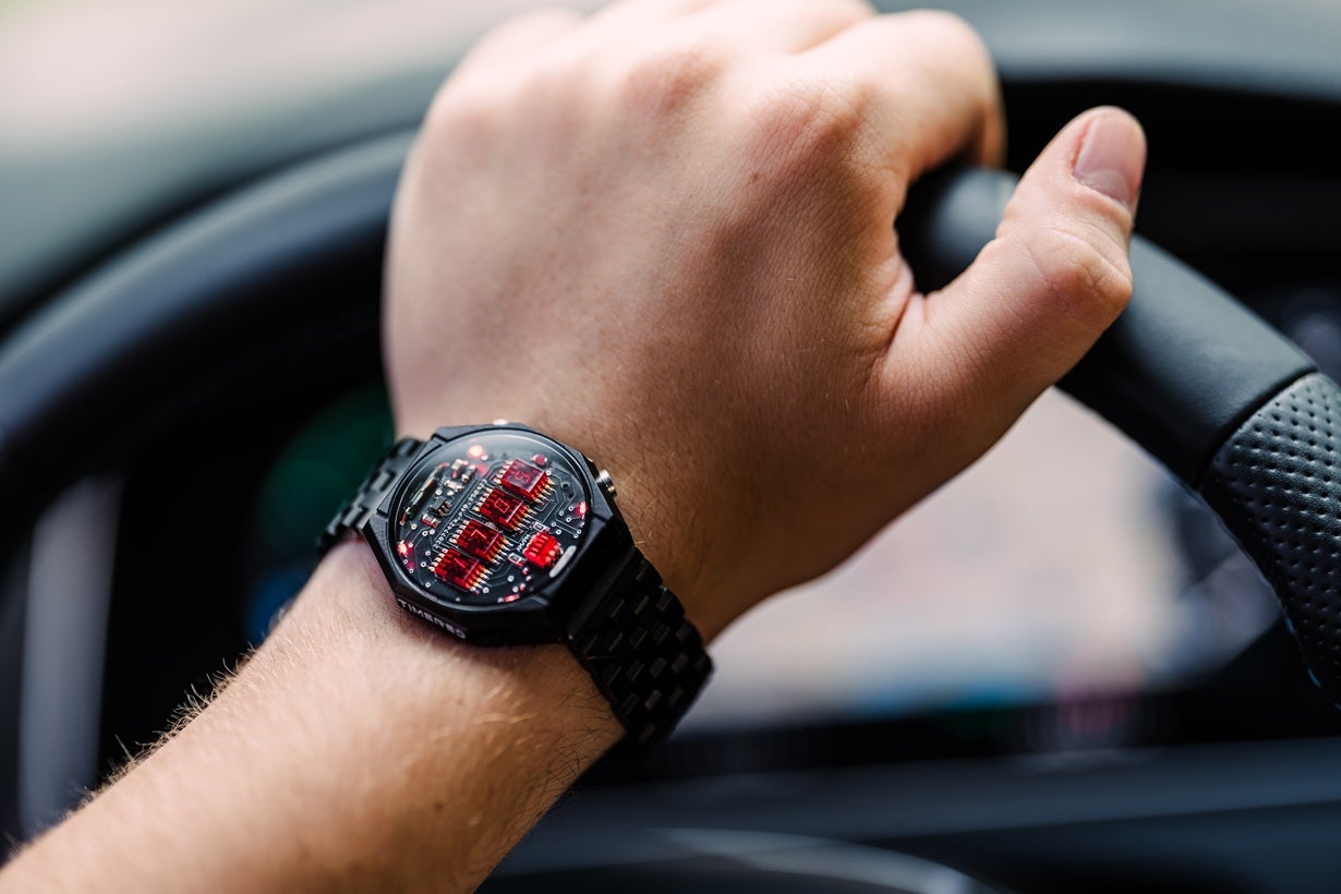 セグが魅せる。レトロを追求したメカニカルなメタルウォッチ｜TIMERED2