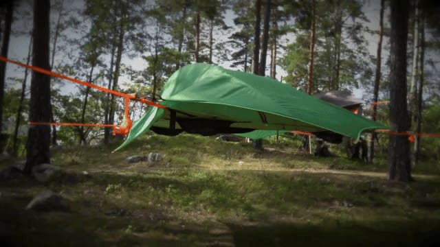 テント×ハンモック】3本の木が“寝室とリビング”を作る。ツリーテント