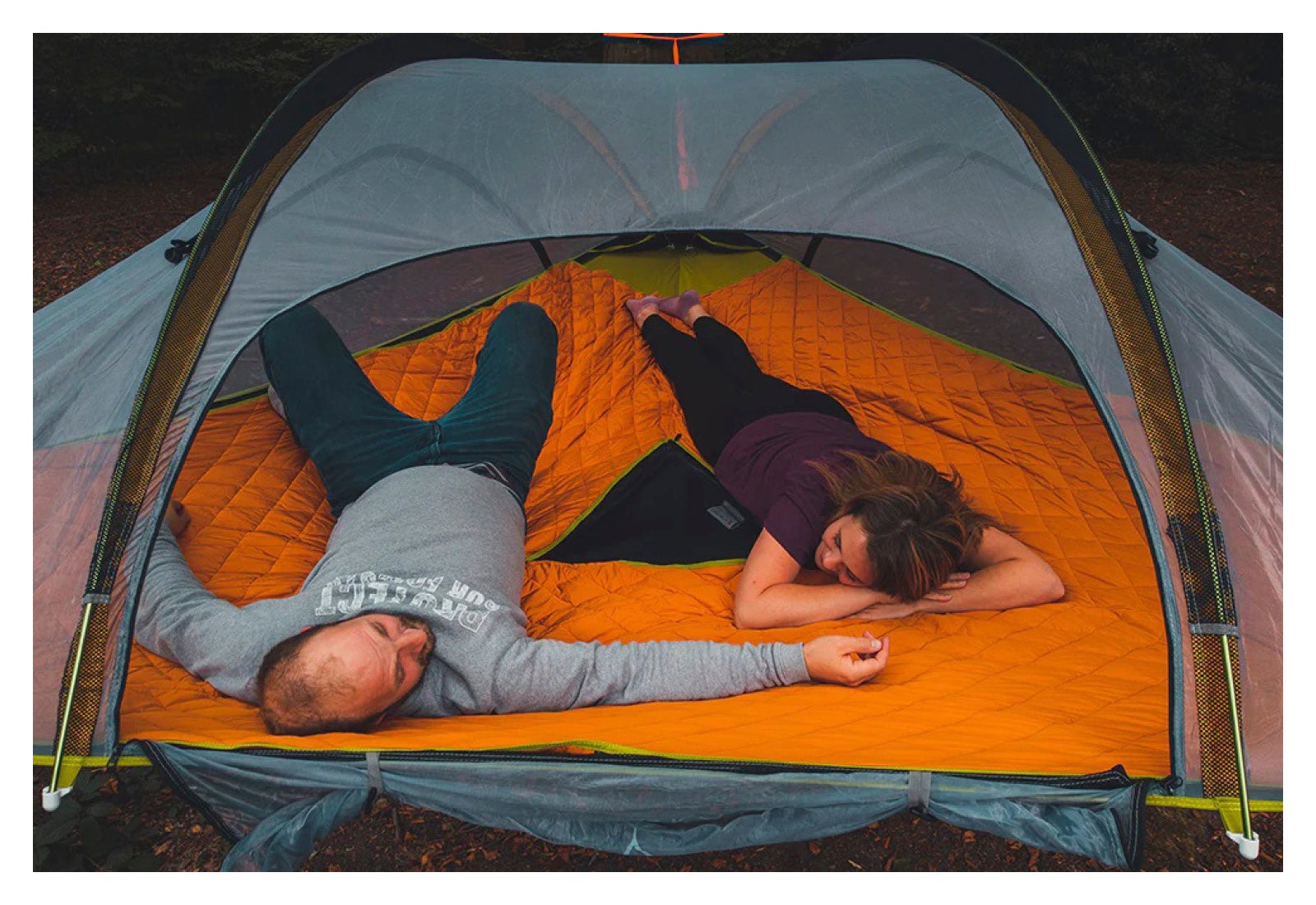 テント×ハンモック】3本の木が“寝室とリビング”を作る。ツリーテント