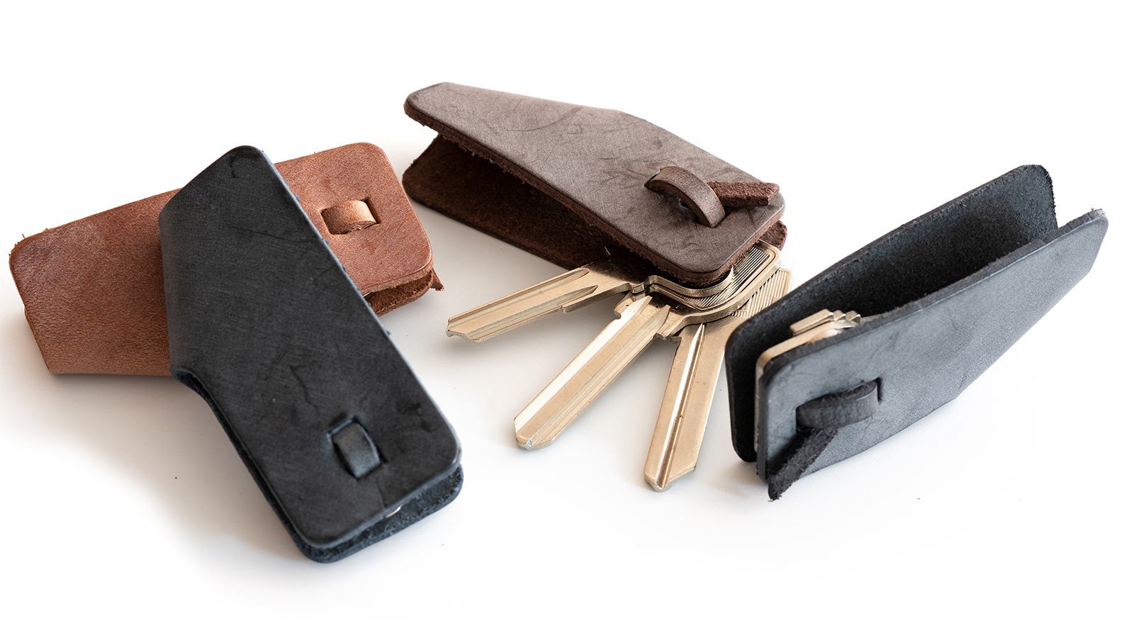 金具を使わない、ミニマルを極めた、革だけのキーケース《結ぶ