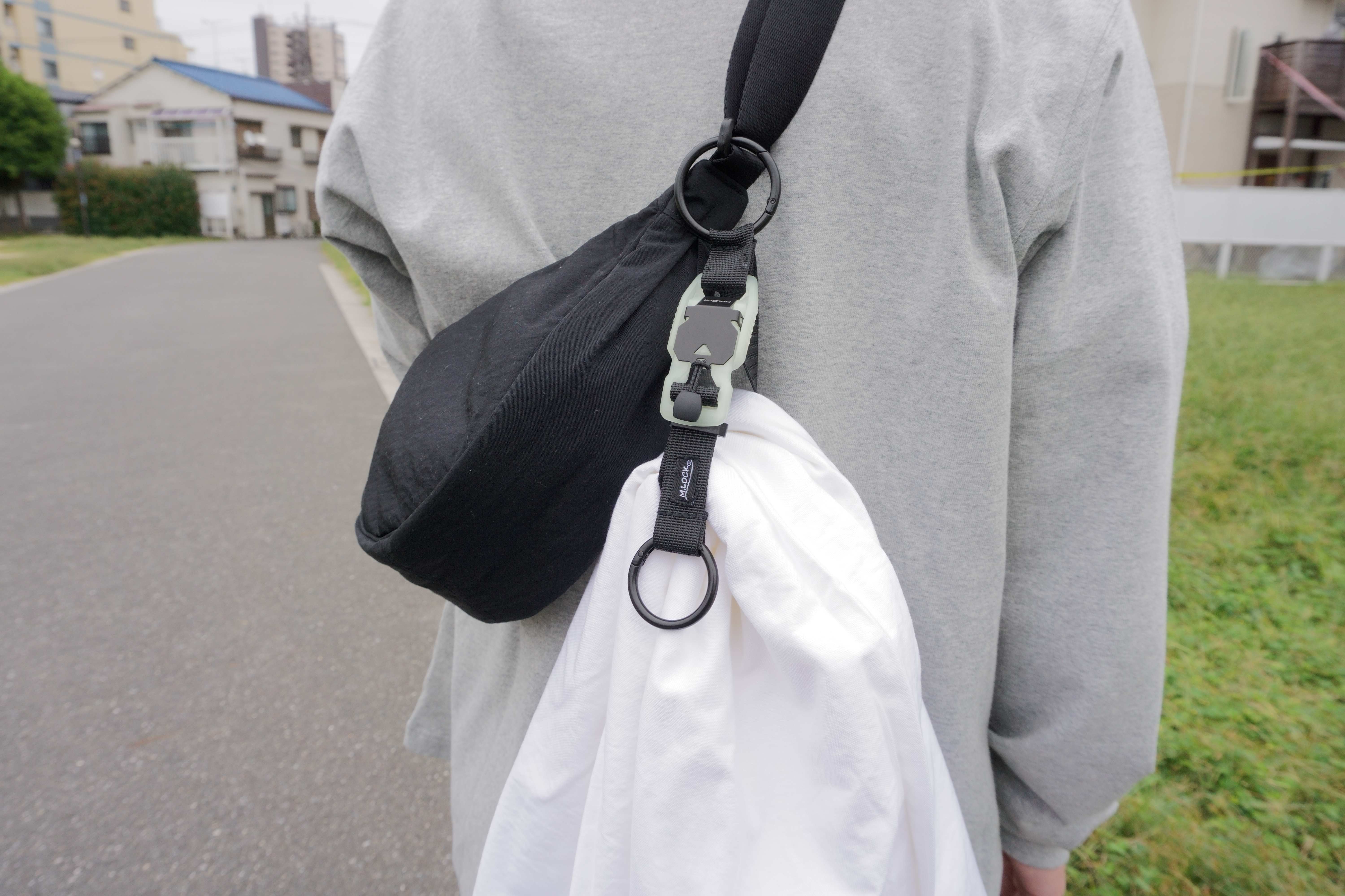 かさばる荷物から両手を解放！蓄光マグネット式V-BUCKLE20で瞬時に