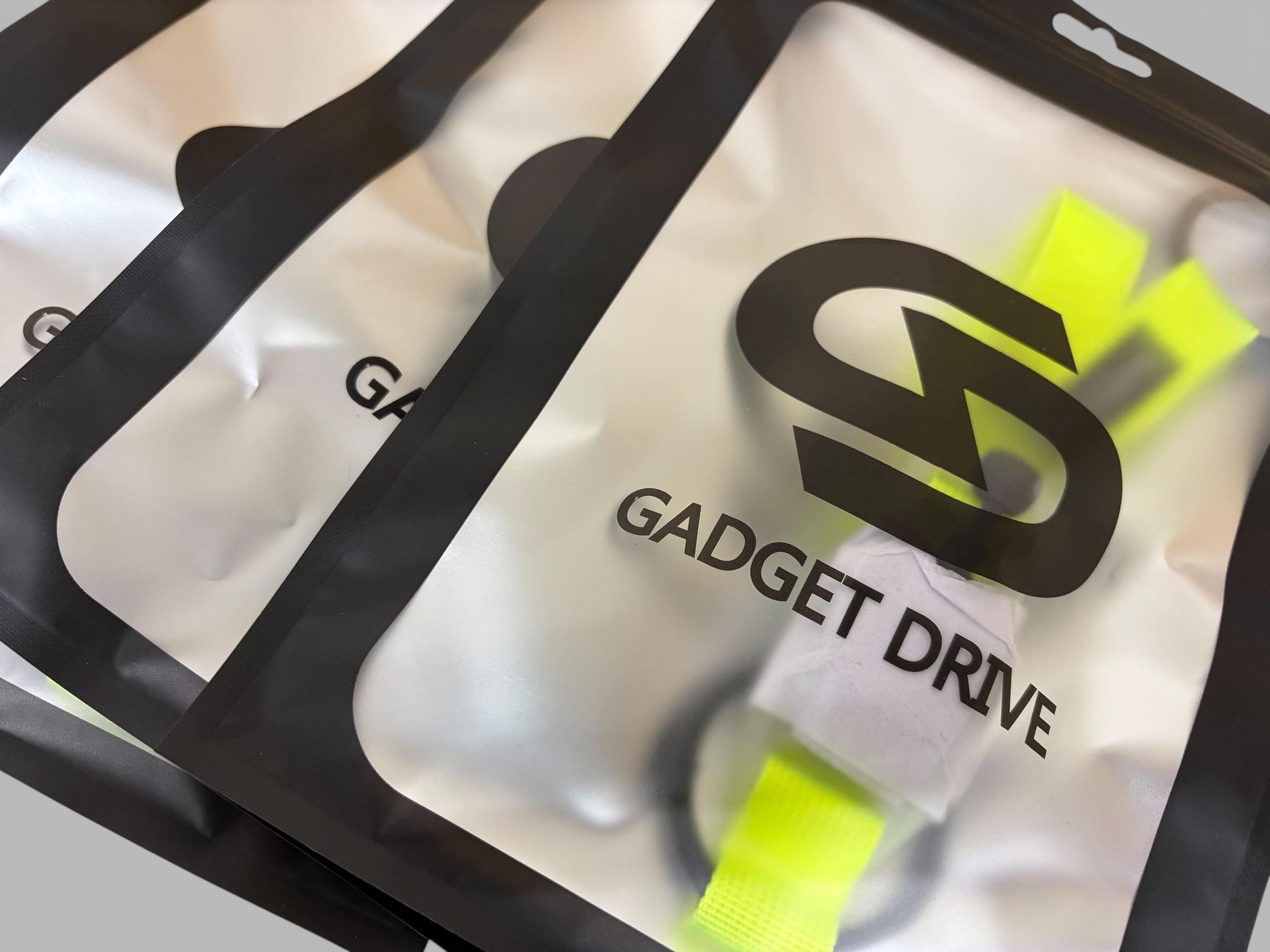 かさばる荷物から両手を解放！蓄光マグネット式V-BUCKLE20で瞬時に