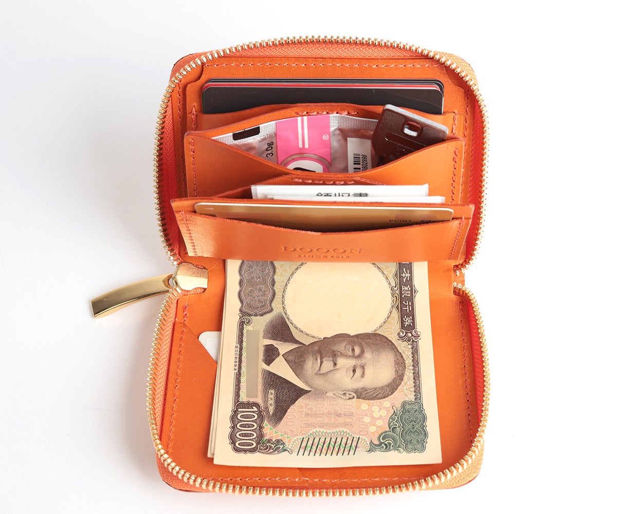 スマート決済を実現した極上の収納美【お札を折らないミニ財布sort