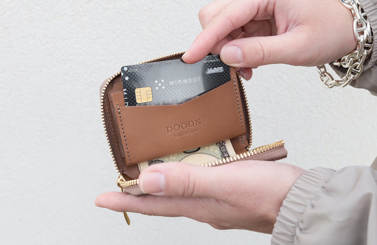 スマート決済を実現した極上の収納美【お札を折らないミニ財布sort