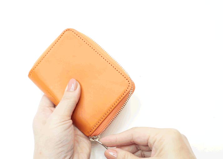 スマート決済を実現した極上の収納美【お札を折らないミニ財布sort