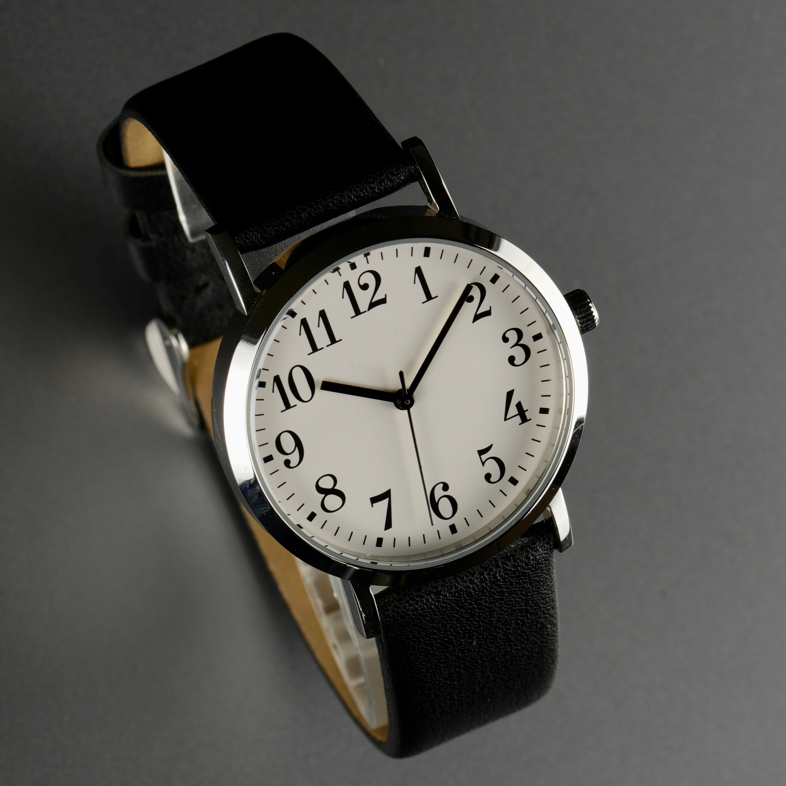 腕時計 購入は3年程前ですがその夏に使用しただけですのでとても綺麗な状態です。 見やすい・着けやすい・ちょうどいい。とりあえず一本ほしい人のための