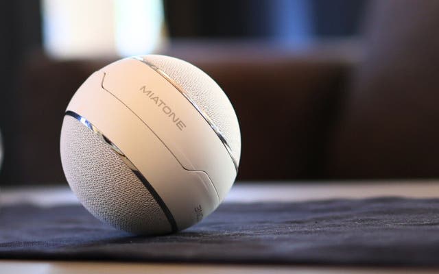 全方位に響く3Dサウンド。音と光で奏でるTWS搭載プラネット型ツイン