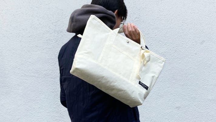 持ち手が調節可能！軽さと強さを両立。雨も汚れも気にせず「白」を