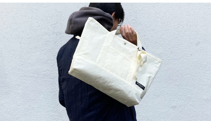 持ち手が調節可能！軽さと強さを両立。雨も汚れも気にせず「白」を