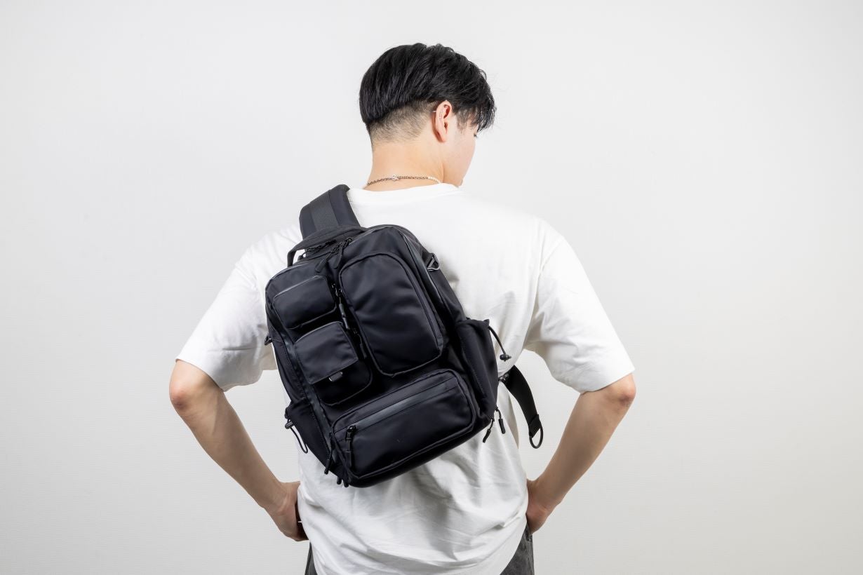ブラック ボディバッグ　収納袋付き クイックポケットで快適収納！大容量ボディバッグ｜マクアケ