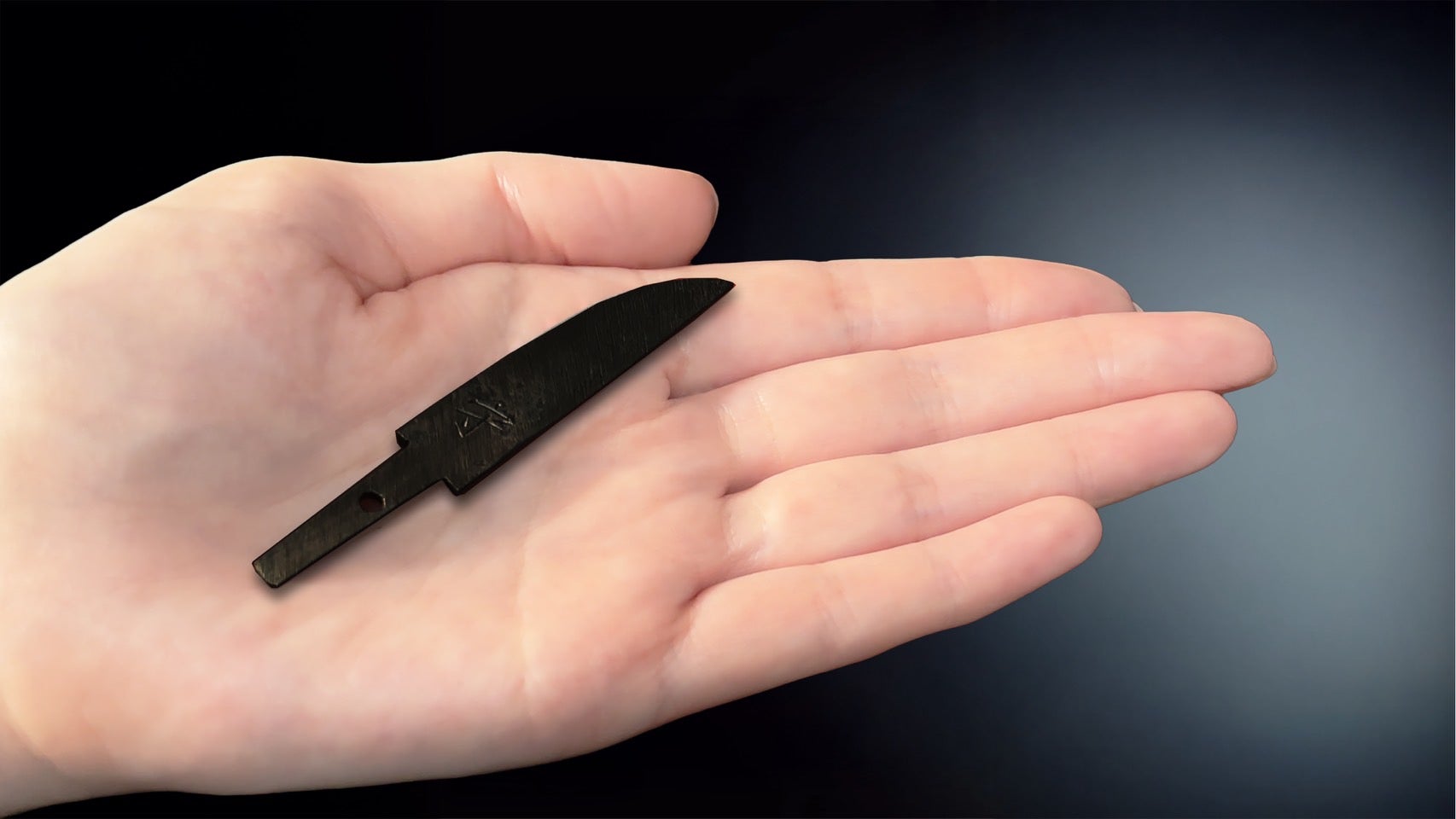 これぞ身を守る漆黒の縁起物。日本刀の刀鍛冶が魂籠めて作る、玉鋼製の