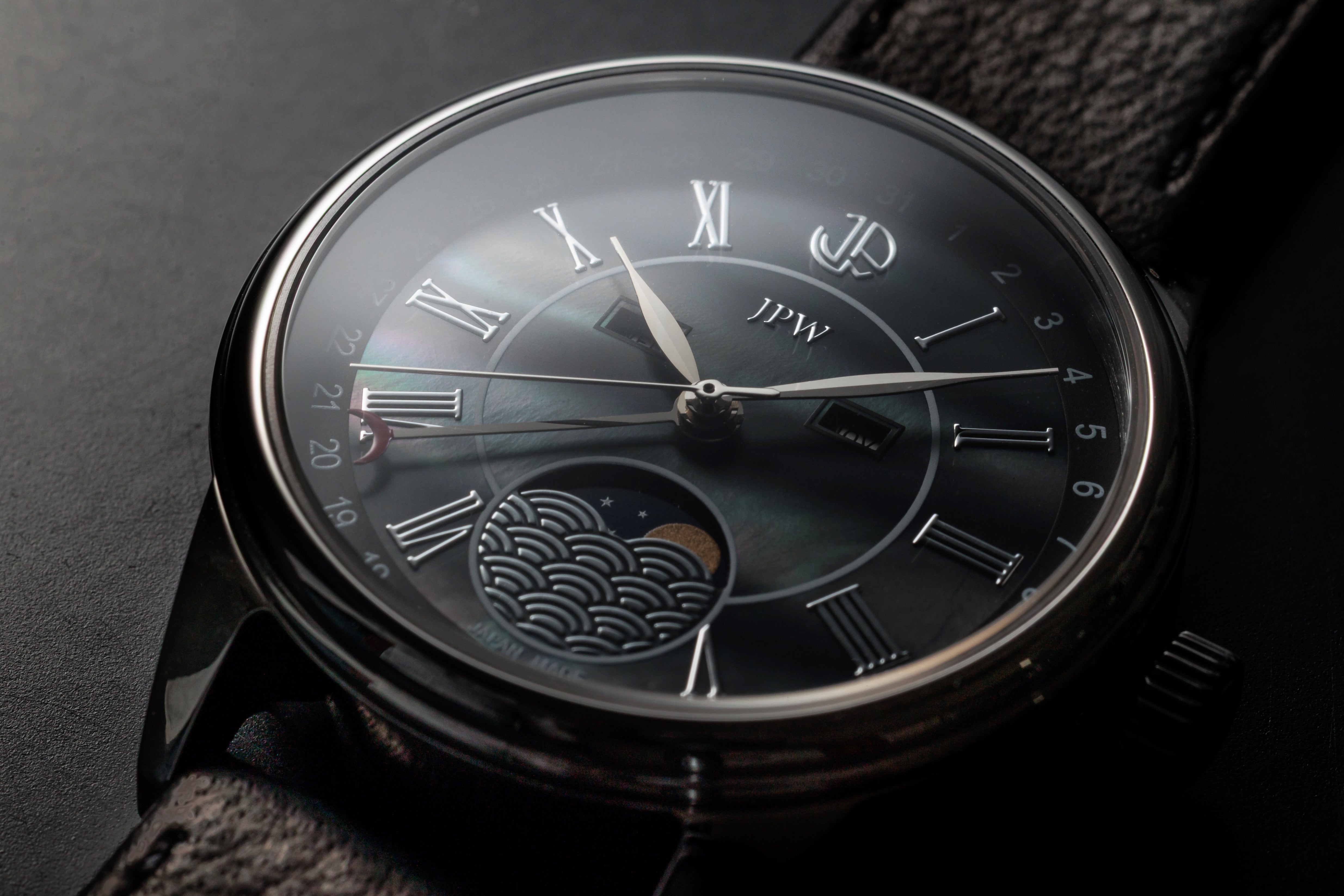 夜空に浮かぶ月の満ち欠けをその腕に携える、日本製ムーンフェイズ