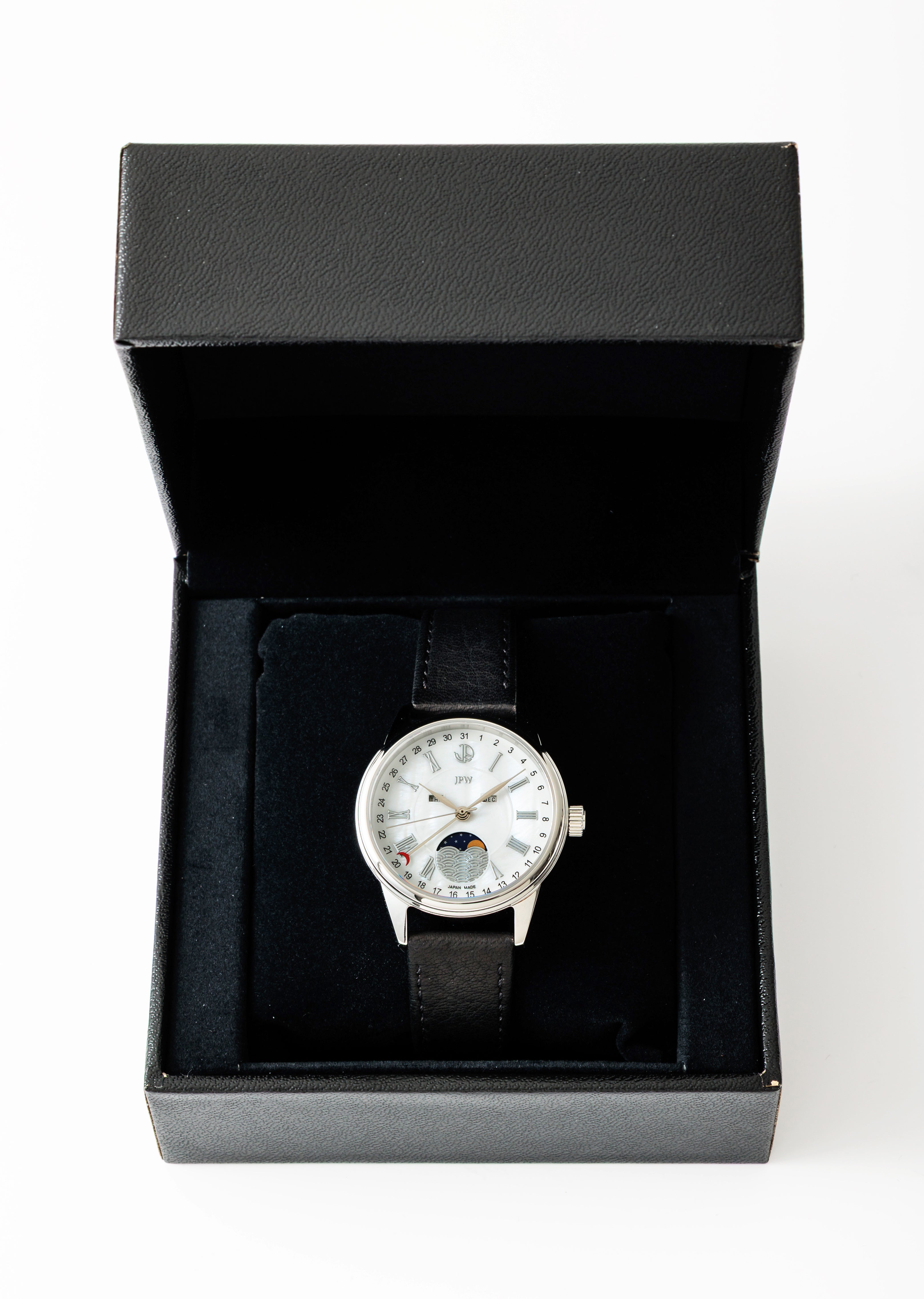 夜空に浮かぶ月の満ち欠けをその腕に携える、日本製ムーンフェイズ