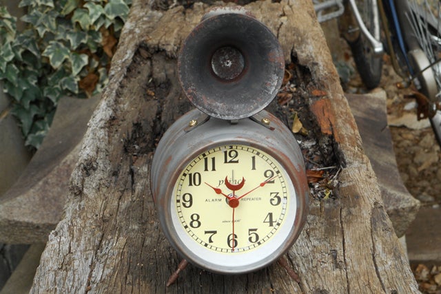 創業110年の時計メーカーが作る復刻版目覚まし時計ビューグル