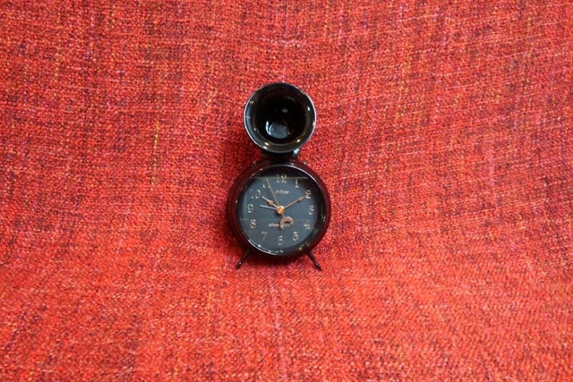創業110年の時計メーカーが作る復刻版目覚まし時計ビューグル