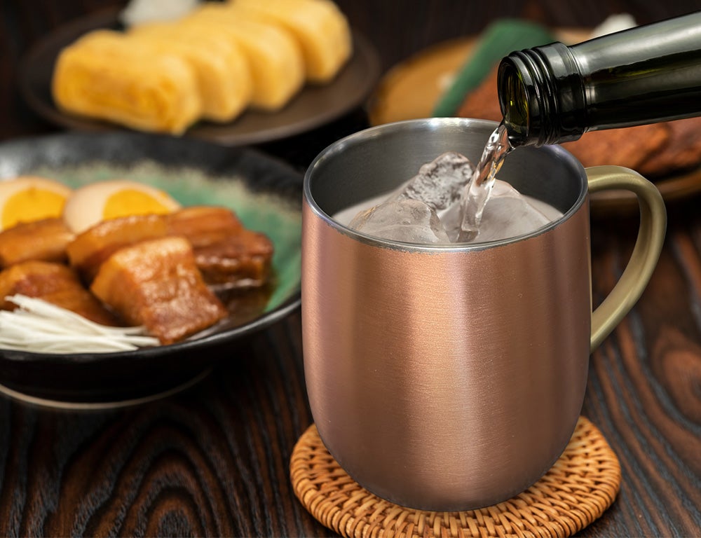 燕三条産。冷たい一杯も温かな一杯も長く美味しく。質感際立つ銅製マグ