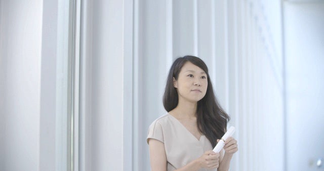 口の中から表情筋へアプローチする。ライオンの新しい美容機器