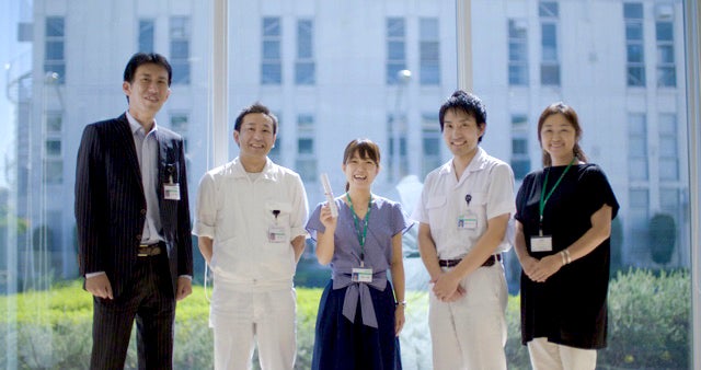 口の中から表情筋へアプローチする。ライオンの新しい美容機器