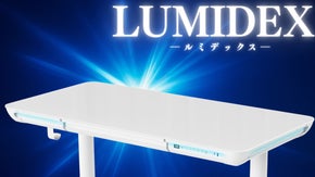光が日常を彩るテレワーク空間。LEDライトが空間を照らすインテリア電動昇降デスク