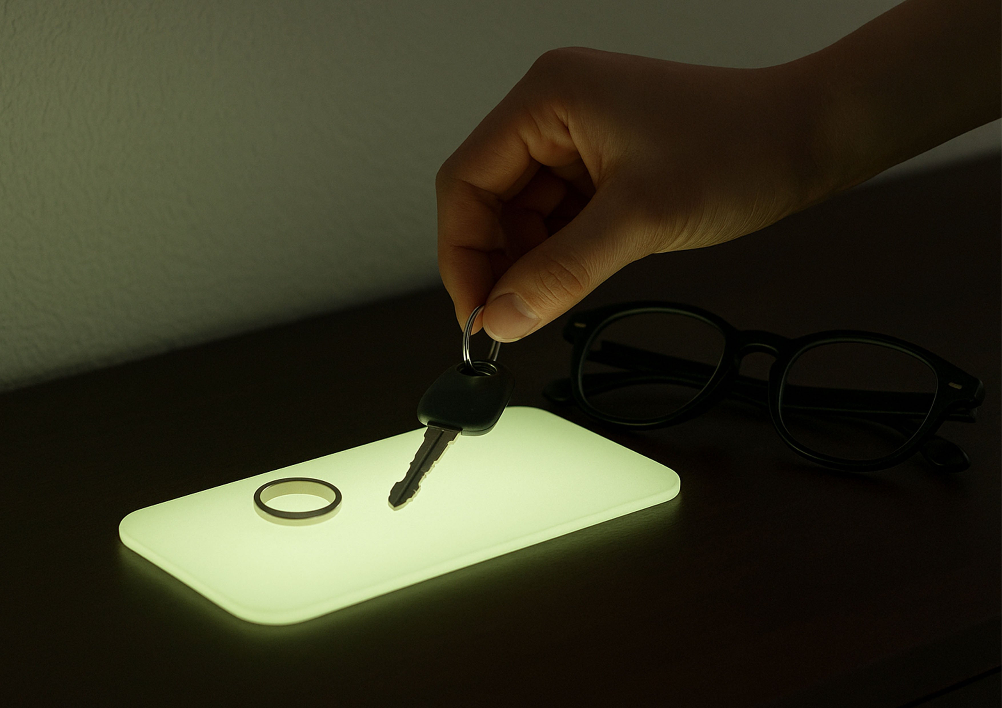 暗闇で光る、スマホ型蓄光デバイス！デジタルデトックスのお供【電源