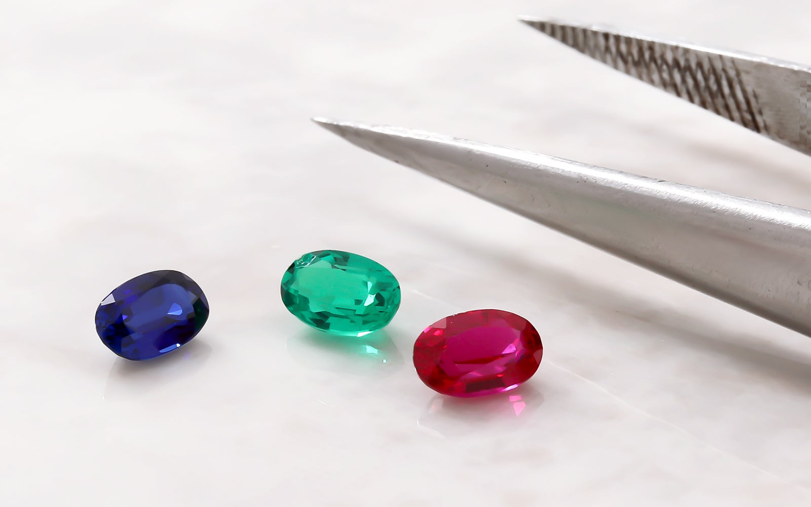 理想の輝きを宿す、最上級カラーを楽しむ憧れのルビー・サファイア