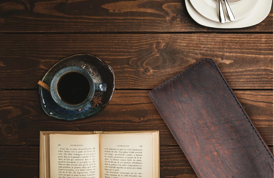 ラクダ革＝耐水・耐久・経年変化。大容量でも厚さ16mmでスッキリ