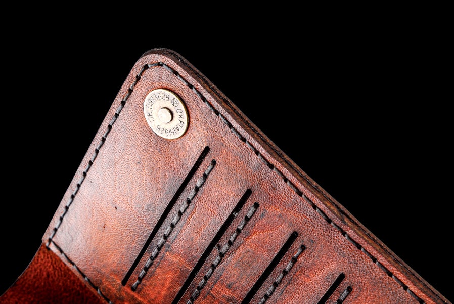 ラクダ革＝耐水・耐久・経年変化。大容量でも厚さ16mmでスッキリ