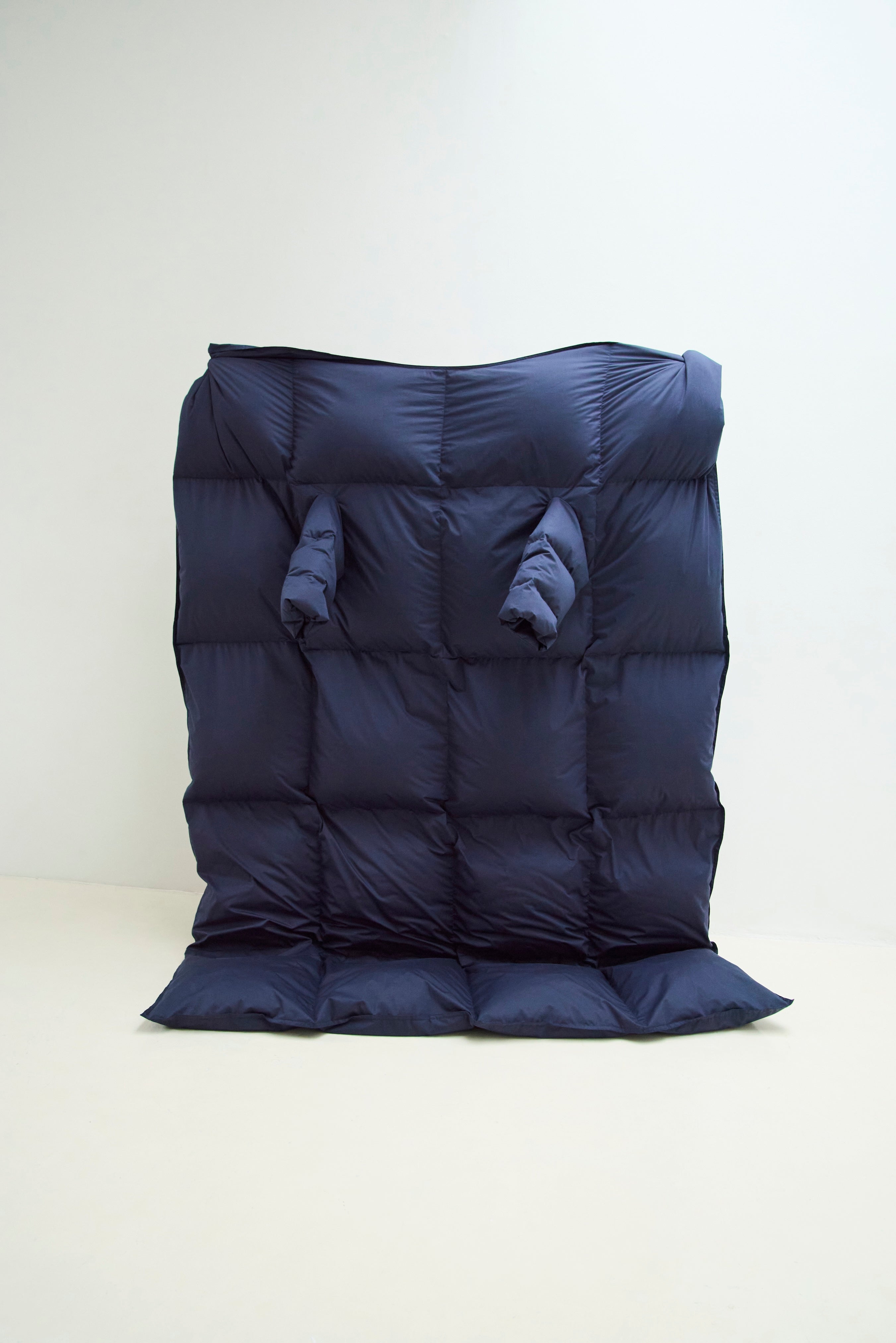 羽毛に包まれたまま動ける新体験！袖付き羽毛布団「SLEEVE」＜意匠登録