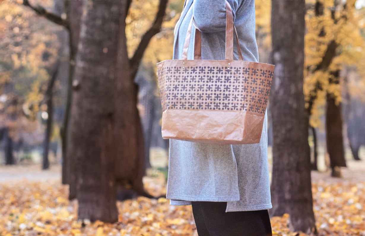 捨てられる米袋が、革のように育つバッグへ。「米米バッグ」｜マクアケ