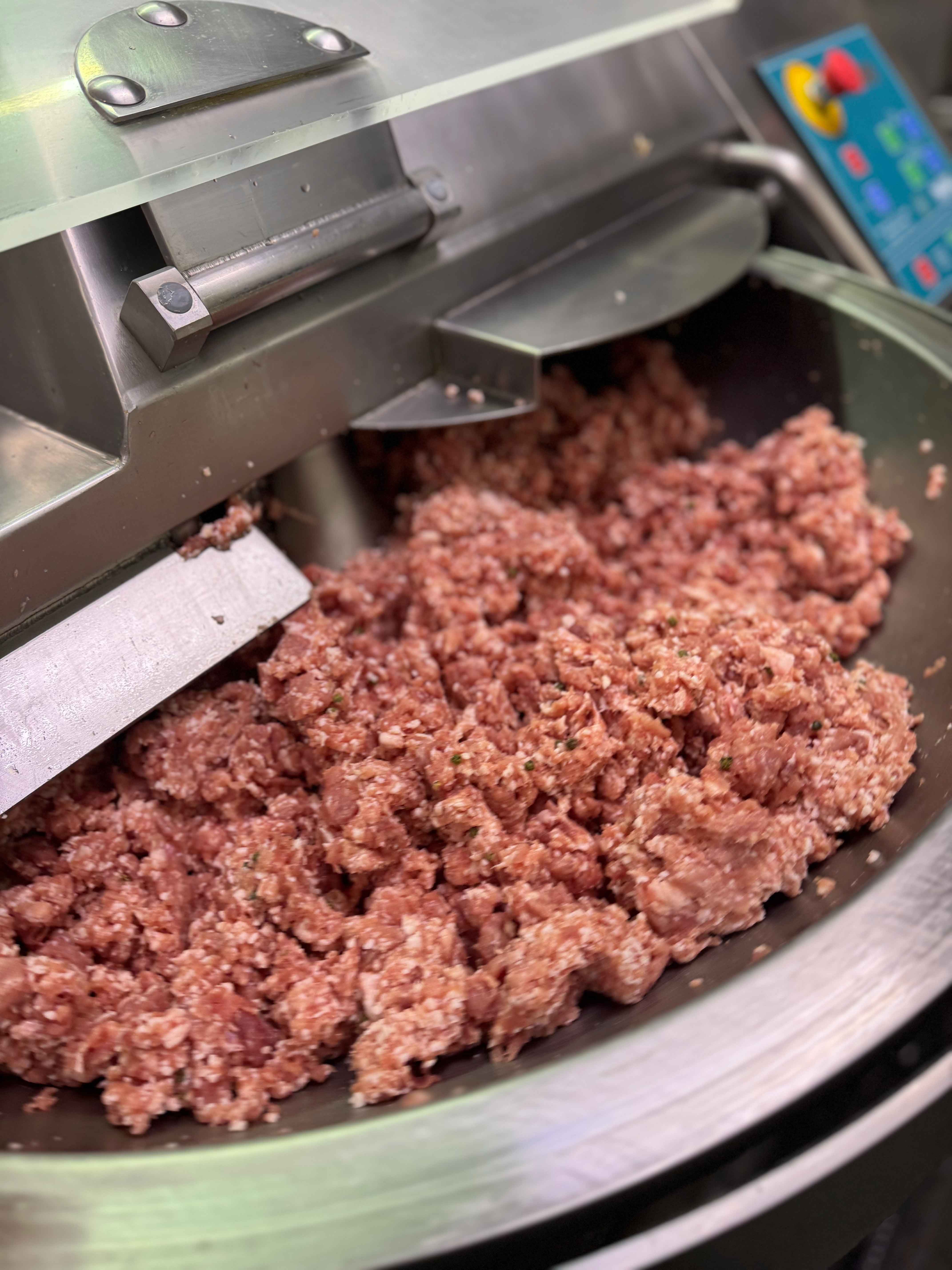 サラミスペシャル Makuake｜チーズのような香りとコク。【1年半待ち】の超人気生サラミが