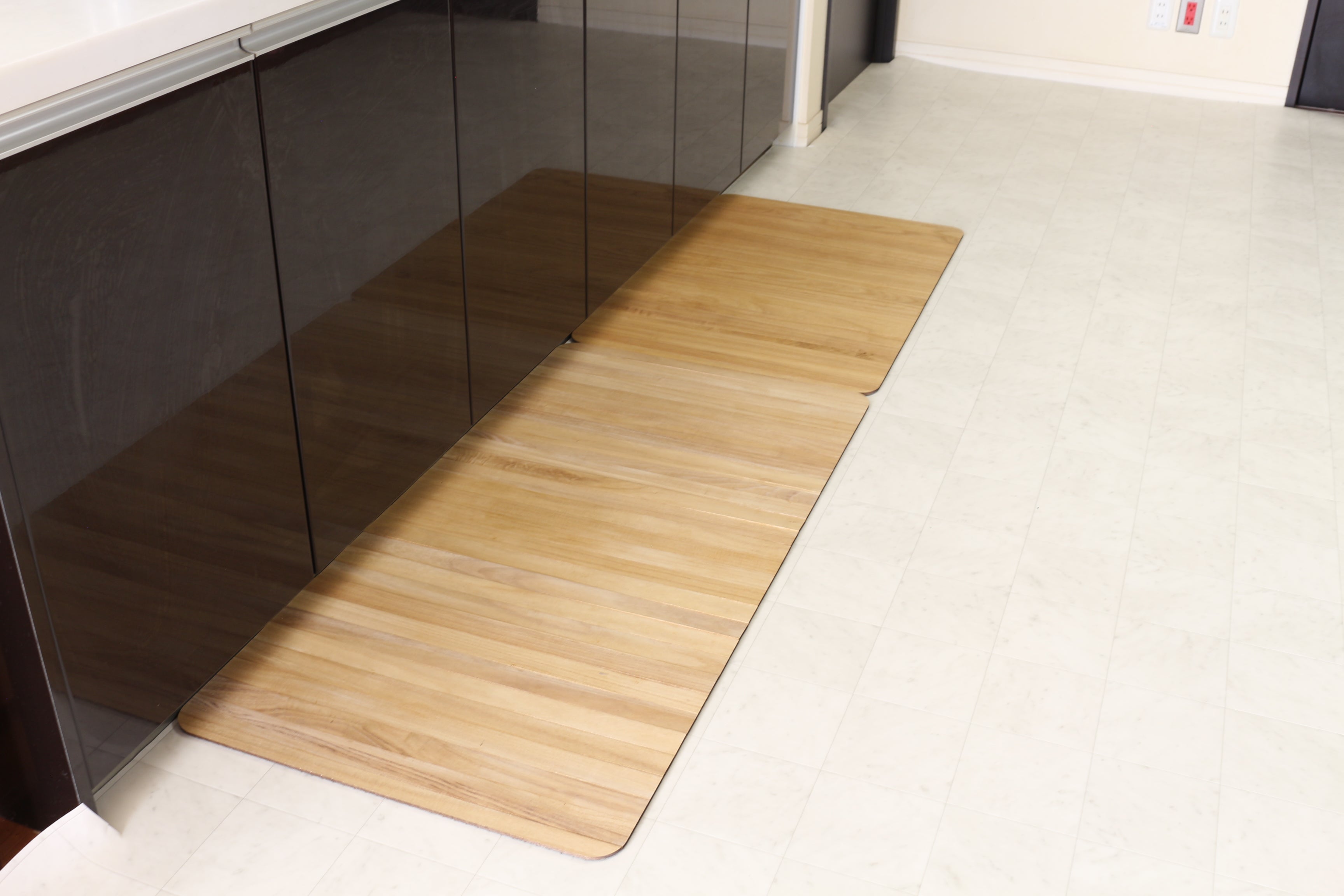 キッチンが安らぎの空間に＿洗濯不要、天然消臭。呼吸する桐のキッチン