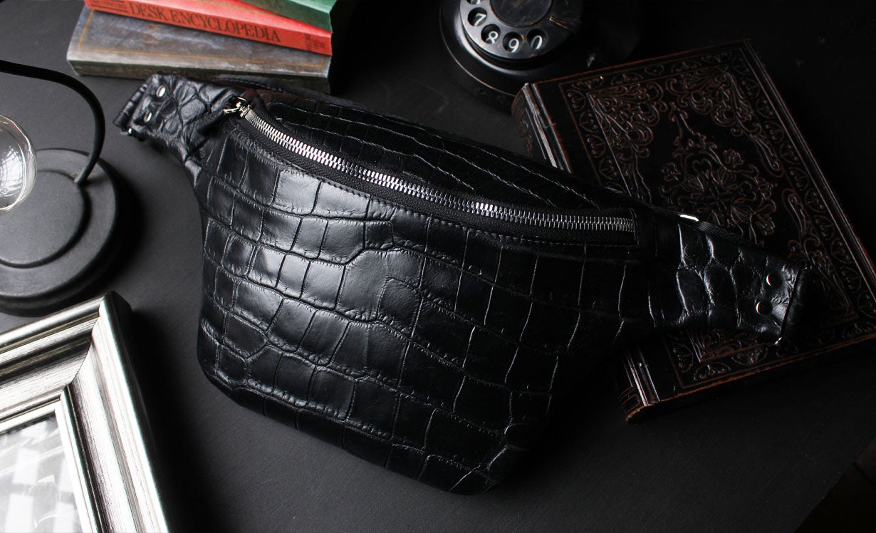 数十万円クラスの輝きをラフに使い倒す。クロコダイルミニボディバッグ