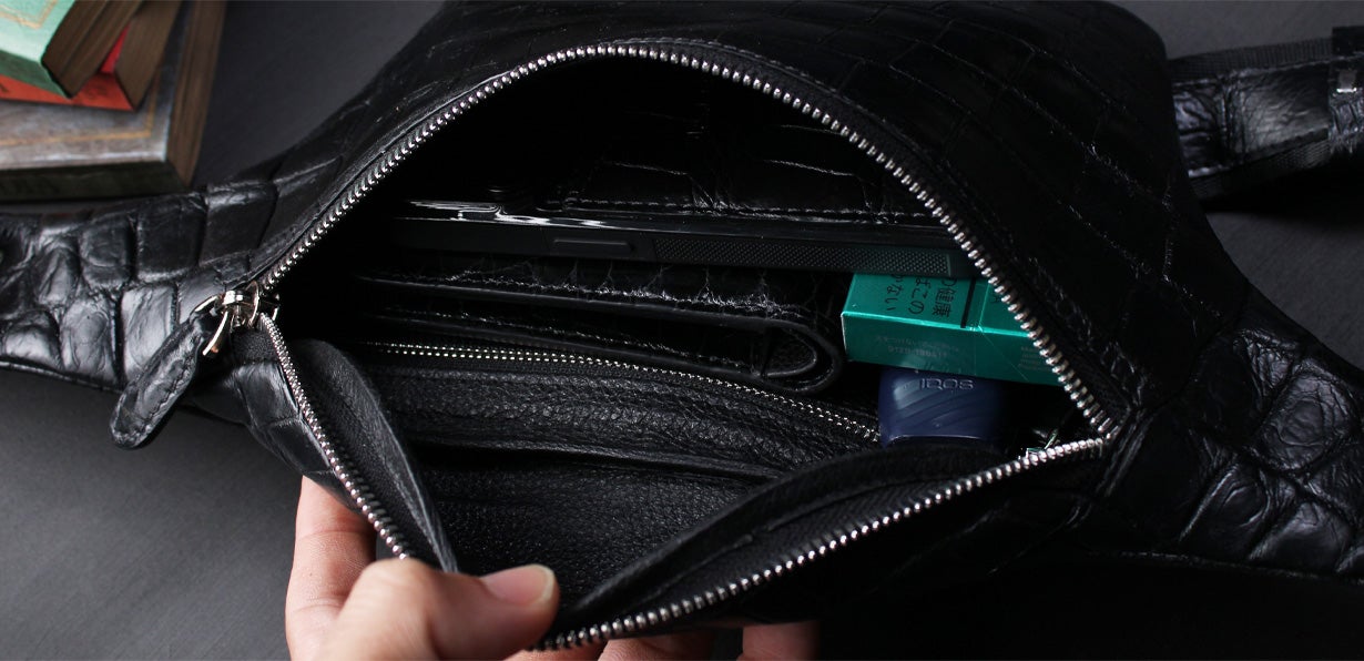 数十万円クラスの輝きをラフに使い倒す。クロコダイルミニボディバッグ