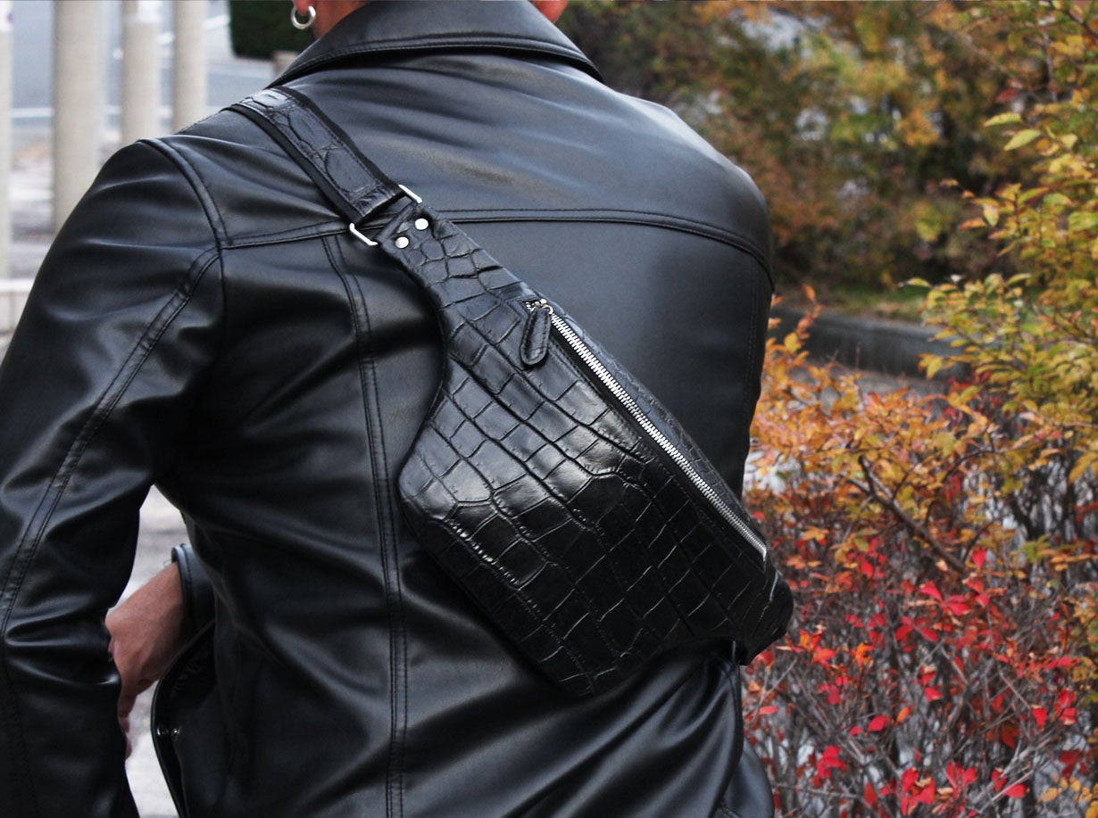 数十万円クラスの輝きをラフに使い倒す。クロコダイルミニボディバッグ 数十万円クラスの輝きをラフに使い倒す。クロコダイルミニボディバッグ