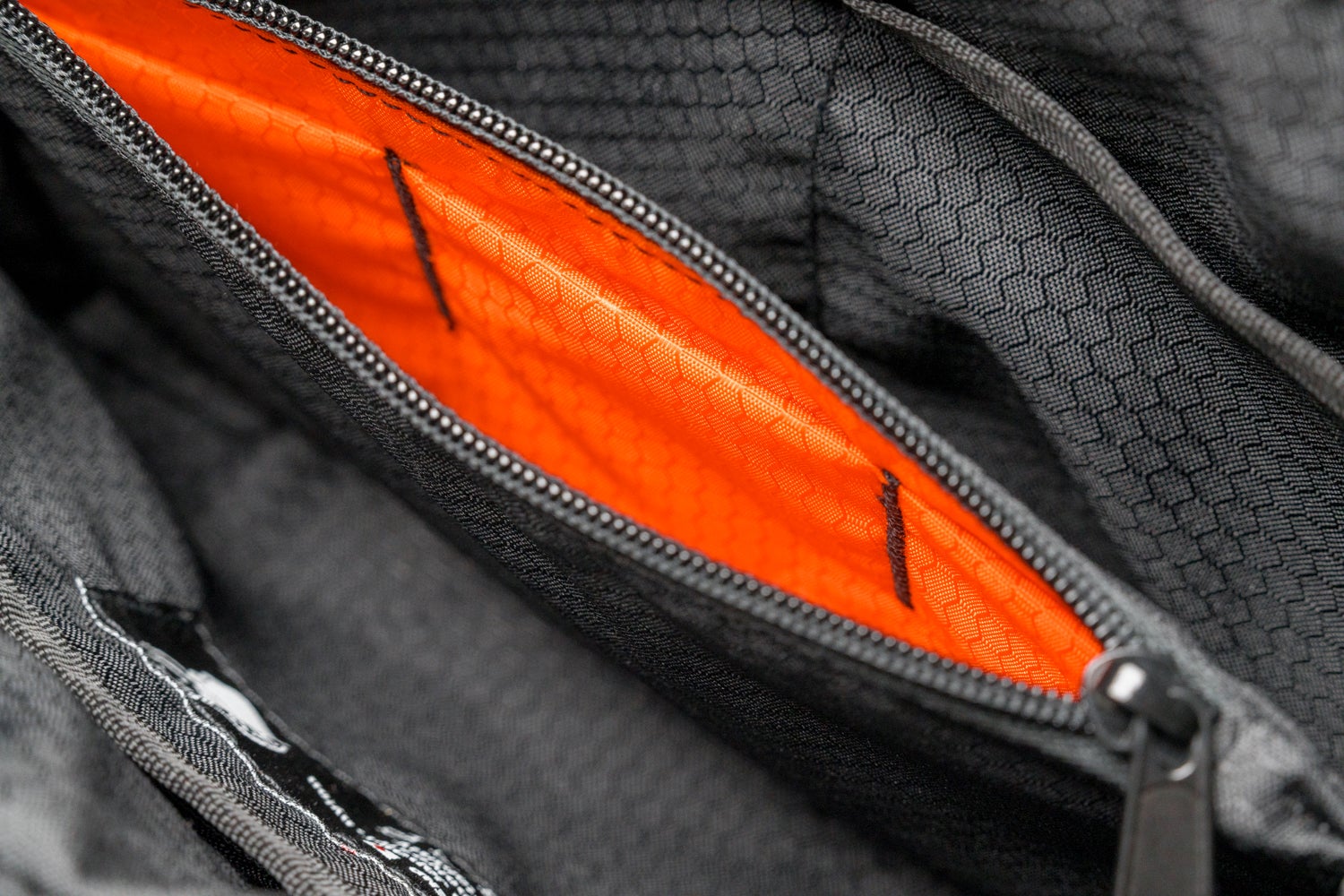 Makuake｜荷物の増減に合わせてバッグが分裂・合体！9パターンに変幻