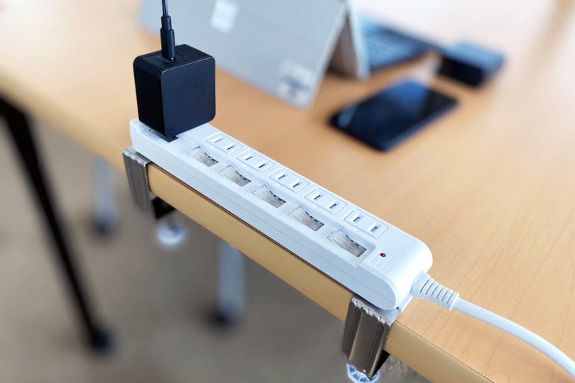 机に固定。抜き差し自由。作業が変わる！「もう、動かない電源タップ