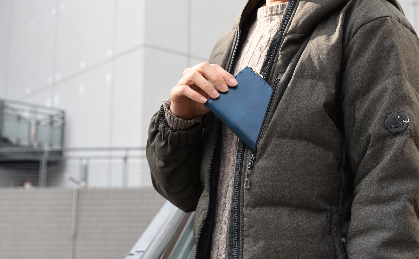 コンパクト”だけ”ではない。縦入れカードもつっかえず収まる特別設計L