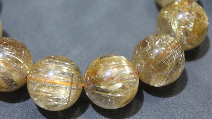 成功を引き寄せる“黄金の針” ルチルクオーツ金運ネックレス