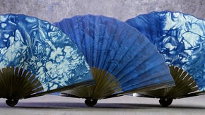 自然と共生するモノづくりを応援！武州正藍染と蝦夷鹿革が融合した京扇子は数量限定