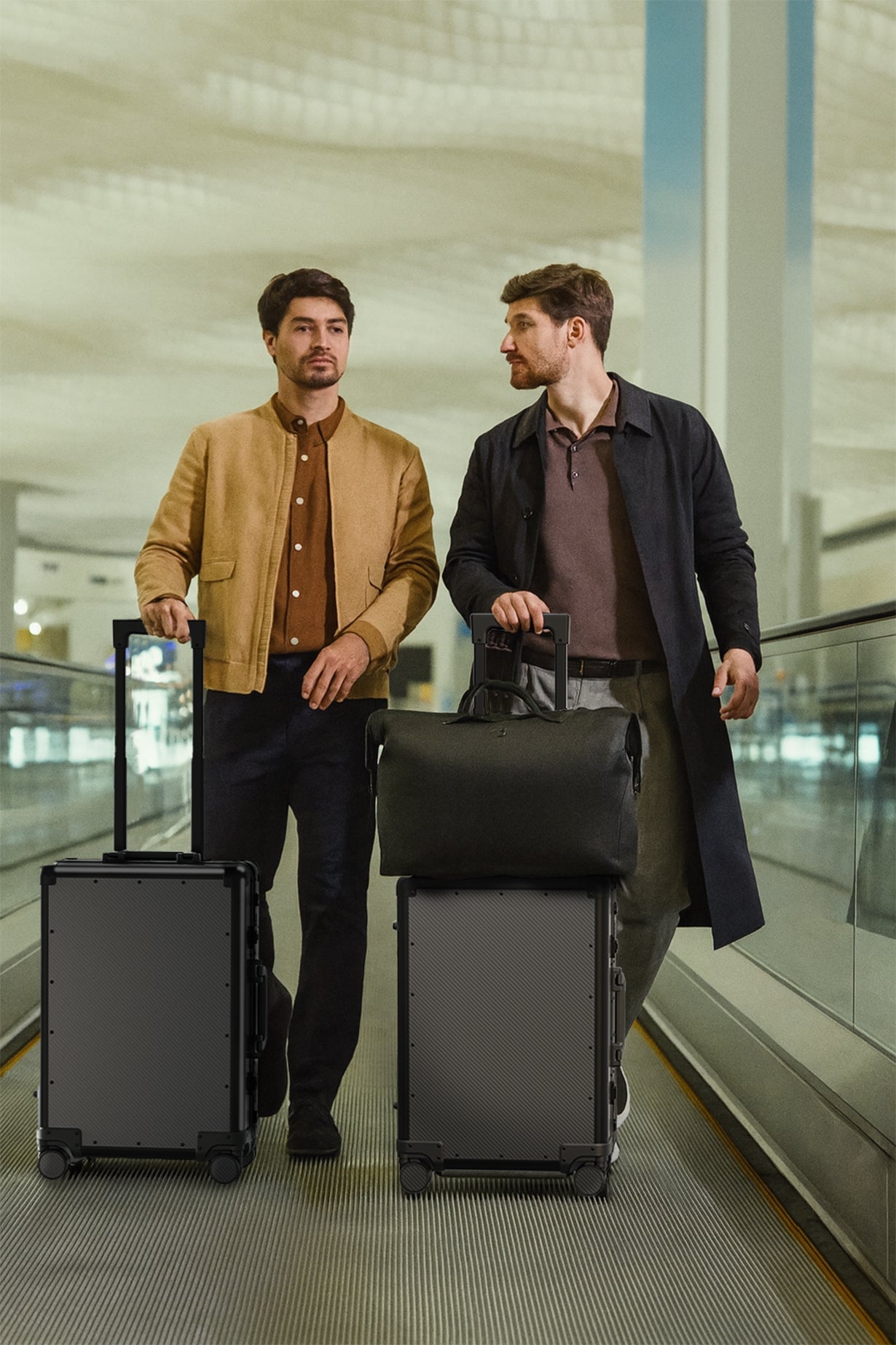 軽くて強いカーボンファイバー採用。長く愛せる一生モノのスーツケース